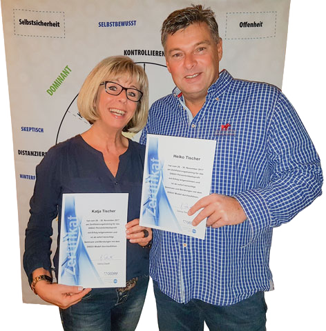 Tischer Team Katja und Heiko Tischer zeigen das DISG Zertifikat