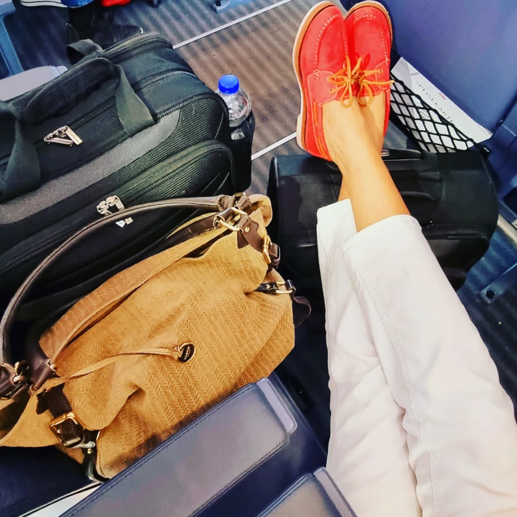 Taschen, Beine und Füße von Katja Tischer auf Reisen