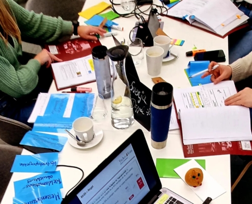 Tischer Team – ein Schreibtisch mit Seminarunterlagen